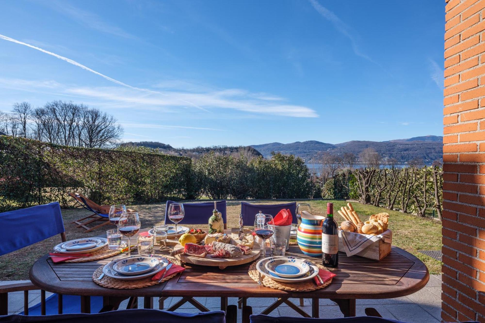 La Luna Nel Lago Lake View Garden - Happy Rentals Ispra Bagian luar foto